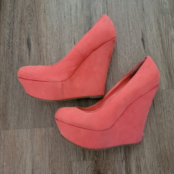 Breckelle Coral suede platform wedges size 7.5 - Picture 1 of 2